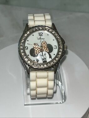 Disney accutime Minnie Mouse watch MN1057 New Battery